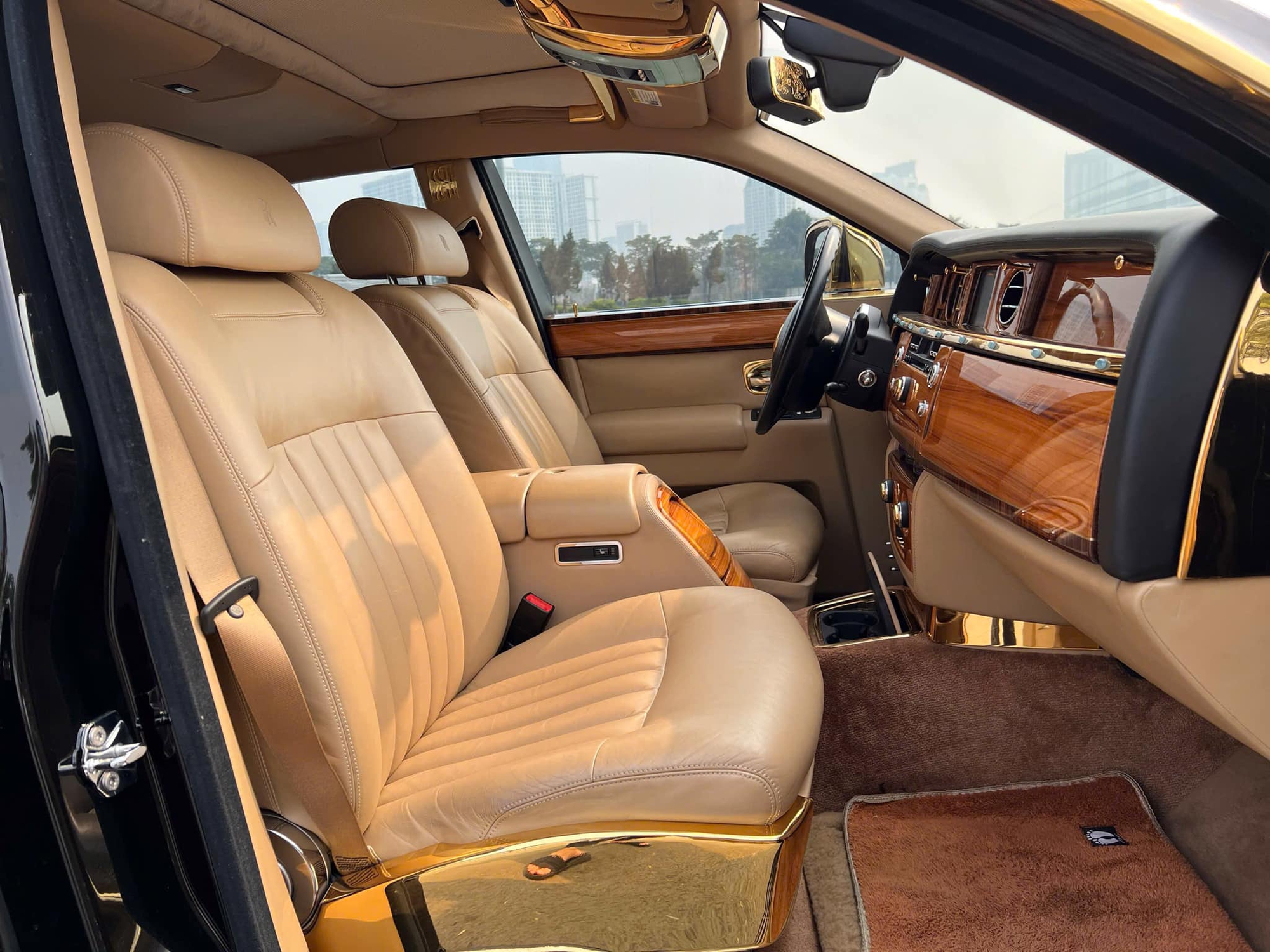 Rolls-Royce Phantom hàng độc giá 9,5 tỷ đồng tại Việt Nam: Mạ vàng 24K từ ngoài vào trong, nhiều chi tiết chạm khắc hình rồng- Ảnh 9.