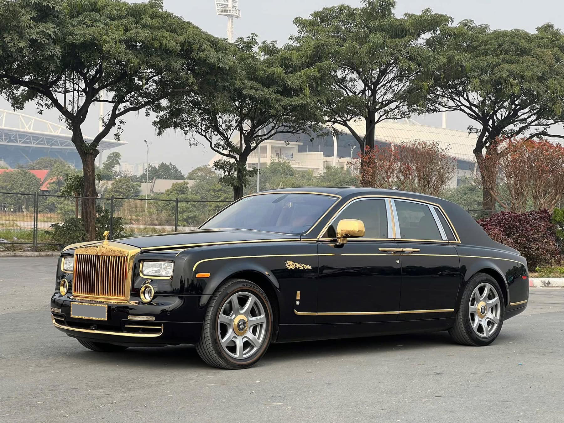 Rolls-Royce Phantom hàng độc giá 9,5 tỷ đồng tại Việt Nam: Mạ vàng 24K từ ngoài vào trong, nhiều chi tiết chạm khắc hình rồng- Ảnh 1.