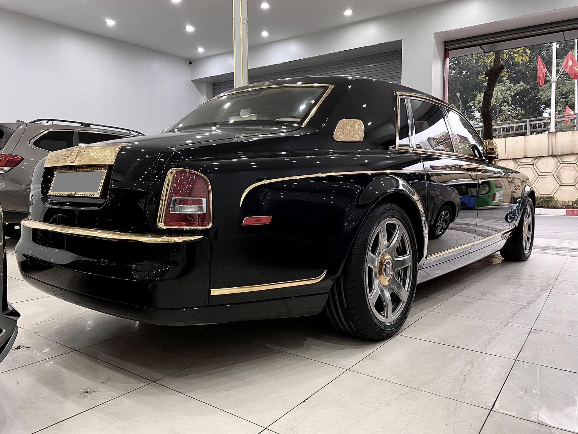 Rolls-Royce Phantom hàng độc giá 9,5 tỷ đồng tại Việt Nam: Mạ vàng 24K từ ngoài vào trong, nhiều chi tiết chạm khắc hình rồng- Ảnh 4.