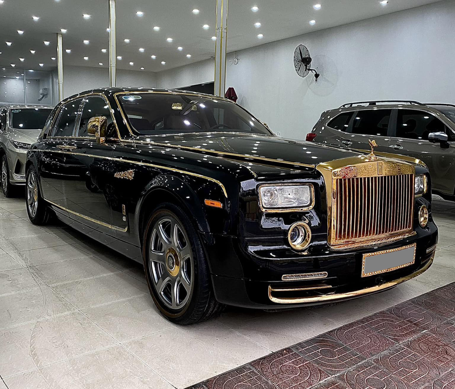 Rolls-Royce Phantom hàng độc giá 9,5 tỷ đồng tại Việt Nam: Mạ vàng 24K từ ngoài vào trong, nhiều chi tiết chạm khắc hình rồng- Ảnh 3.