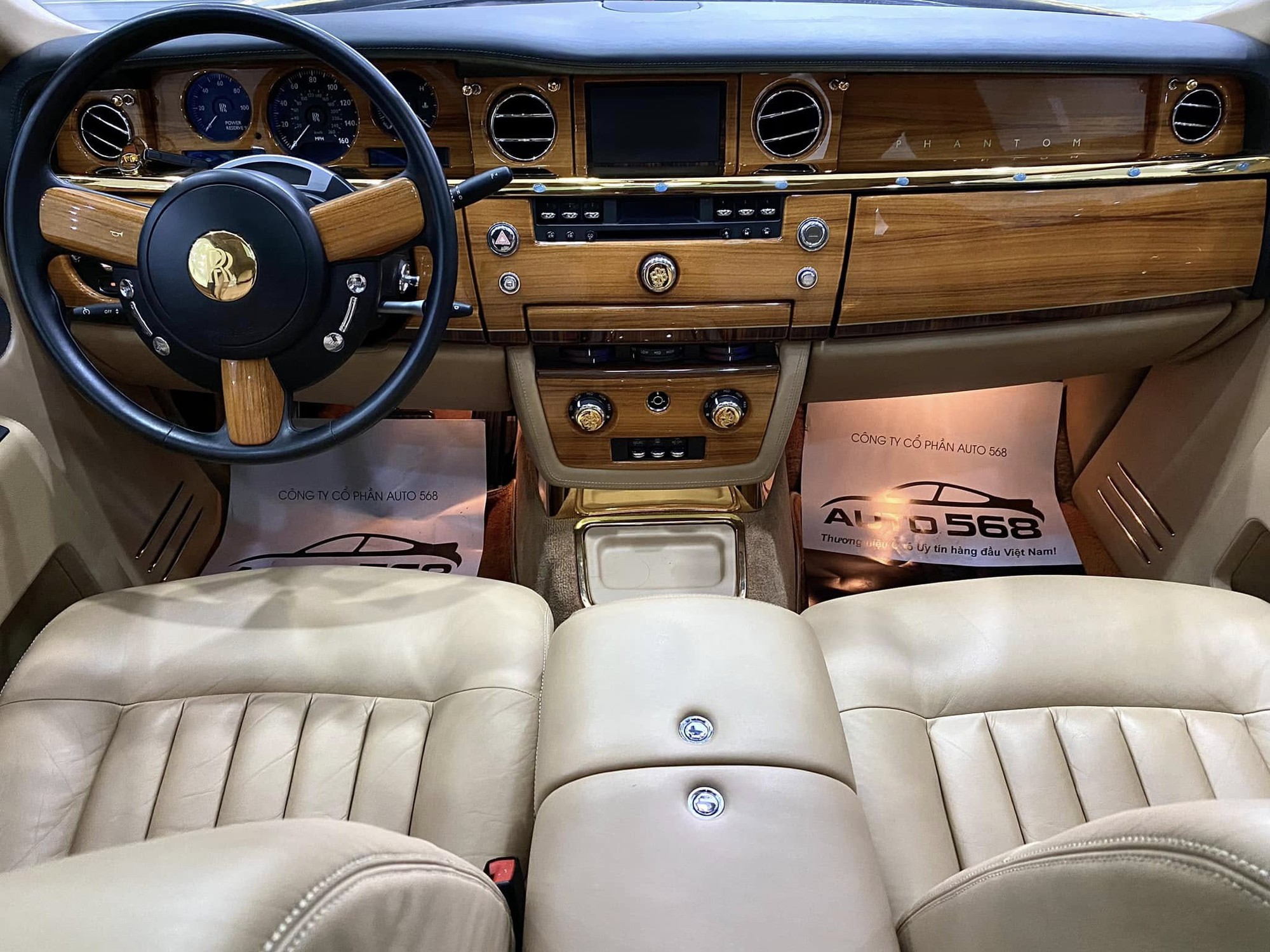 Rolls-Royce Phantom hàng độc giá 9,5 tỷ đồng tại Việt Nam: Mạ vàng 24K từ ngoài vào trong, nhiều chi tiết chạm khắc hình rồng- Ảnh 2.