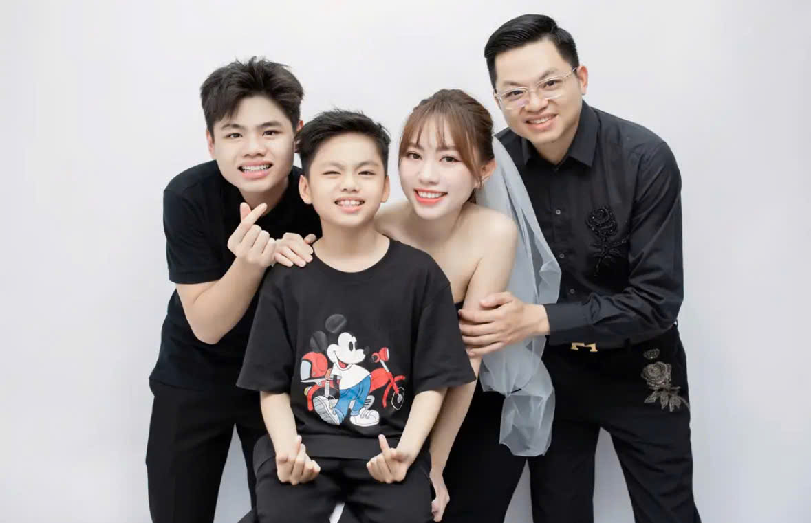 Bức ảnh "mẹ 40 - con 15" khiến nhiều người không tin vào mắt mình, chính chủ tiết lộ thêm nhiều tình tiết oái ăm- Ảnh 2. Bức ảnh "mẹ 40 - con 15" khiến nhiều người không tin vào mắt mình, chính chủ tiết lộ thêm nhiều tình tiết oái ăm- Ảnh 2.