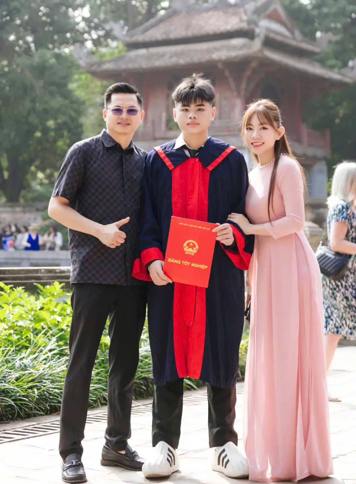 Bức ảnh "mẹ 40 - con 15" khiến nhiều người không tin vào mắt mình, chính chủ tiết lộ thêm nhiều tình tiết oái ăm- Ảnh 3. Bức ảnh "mẹ 40 - con 15" khiến nhiều người không tin vào mắt mình, chính chủ tiết lộ thêm nhiều tình tiết oái ăm- Ảnh 3.