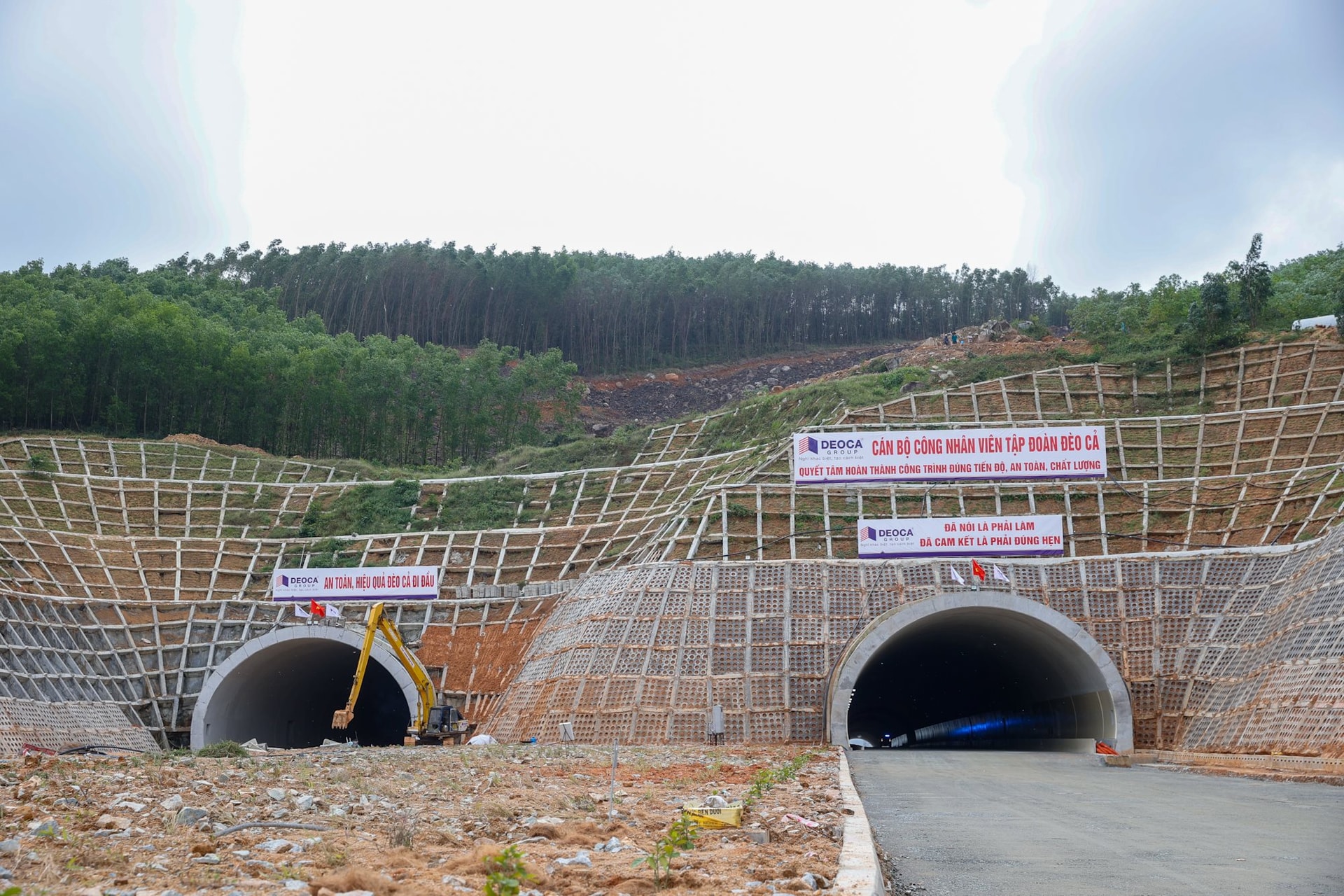 Cao tốc dài 88km hơn 20.000 tỷ đồng: 2/3 hầm xuyên núi được Liên danh Đèo Cả hoàn thành xây dựng, công nghệ đặc biệt giúp rút ngắn thời gian gần 7 tháng- Ảnh 1.