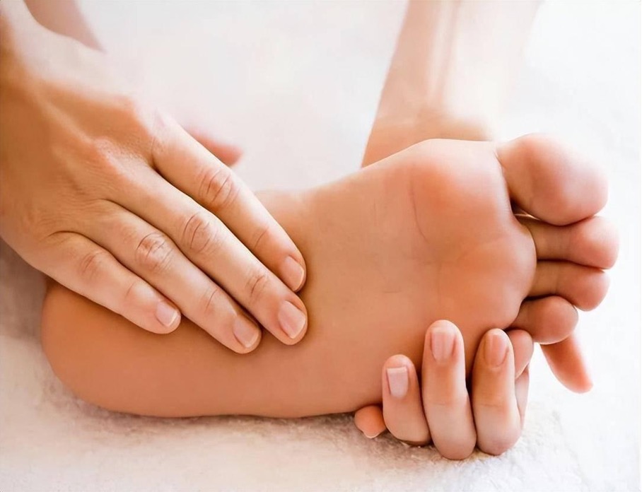 Phụ nữ tuổi thọ cao thường có 4 đặc điểm khác biệt ở lòng bàn chân, ai có cả 4 thì xin chúc mừng!- Ảnh 3. Phụ nữ tuổi thọ cao thường có 4 đặc điểm khác biệt ở lòng bàn chân, ai có cả 4 thì xin chúc mừng!- Ảnh 3.