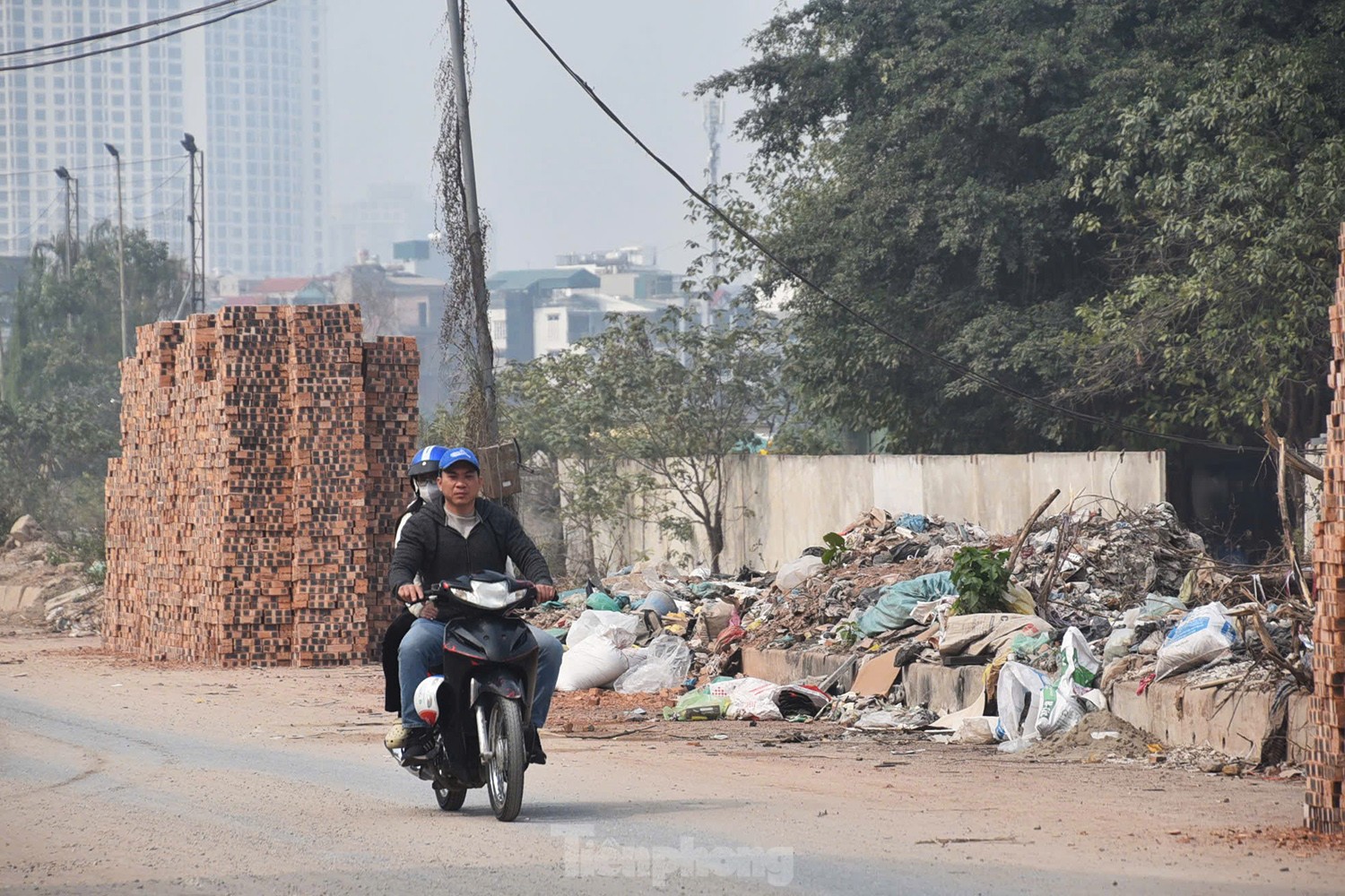 Hà Nội: Con đường nghìn tỉ dang dở, ngập rác và bụi mù mịt- Ảnh 1.