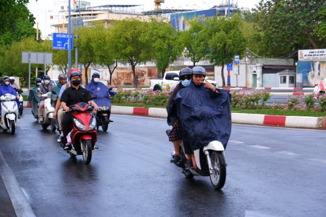 Xuất hiện áp thấp trên Biển Đông, TPHCM có mưa trái mùa- Ảnh 1.