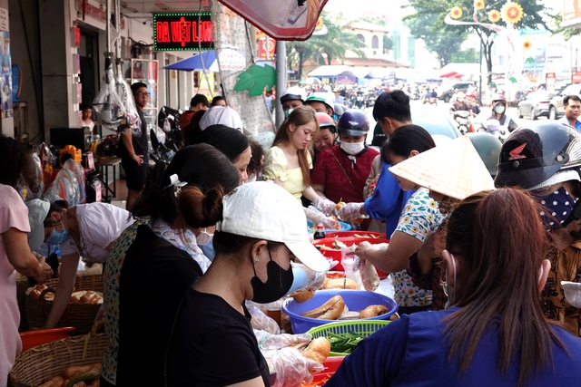 Nhiều du khách bất ngờ tại lễ hội mà "cái gì cũng miễn phí" ở Bình Dương, 1 chủ quán lên tiếng: "Người dân không cần mang tiền nhiều đâu"- Ảnh 9.