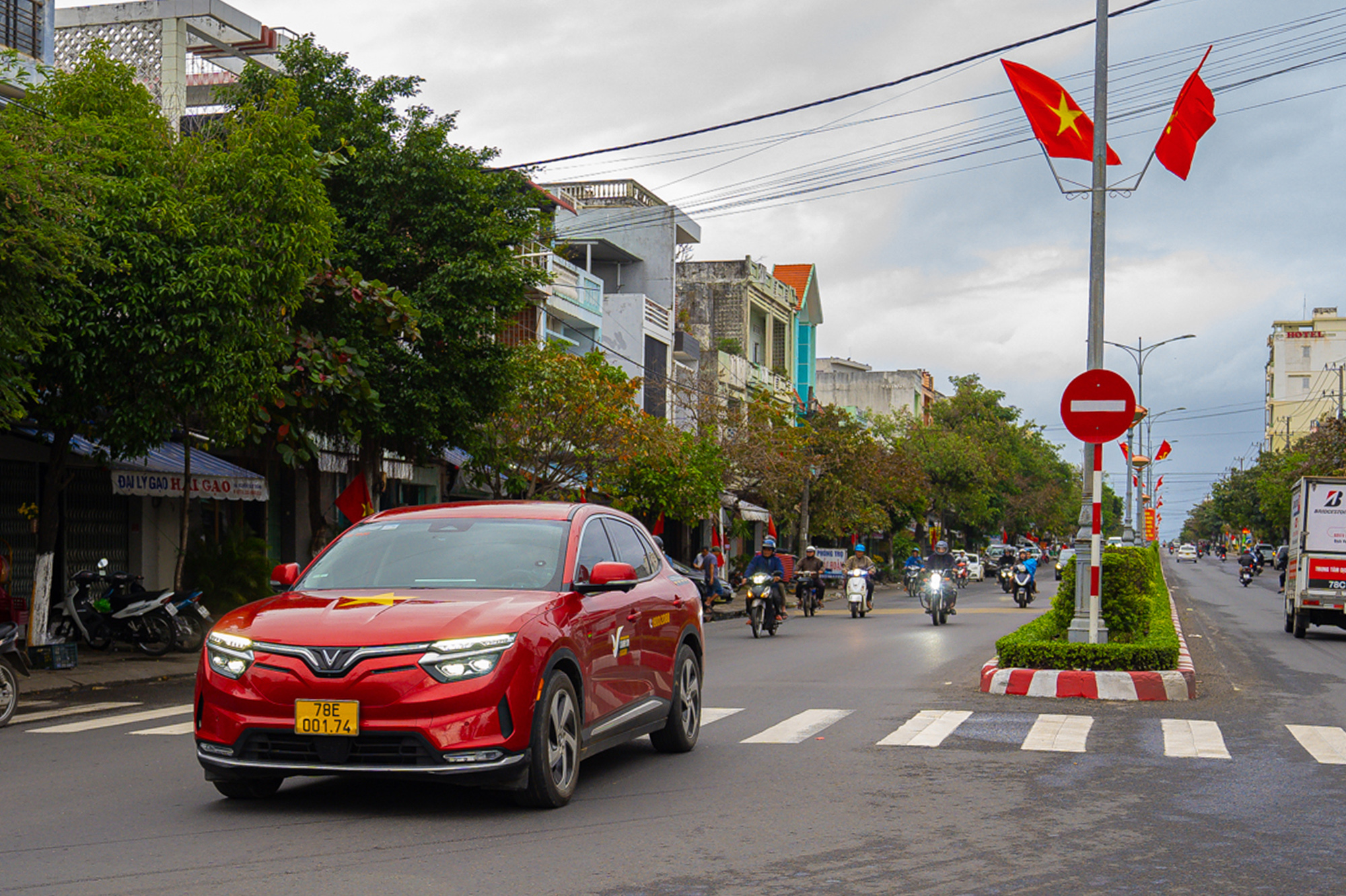 Xe VinFast 'phủ kín' chợ, quán cà phê, người dân dùng đón con, đưa dâu.., ước mơ của tỷ phú Phạm Nhật Vượng đang dần thành hiện thực         - Ảnh 11.