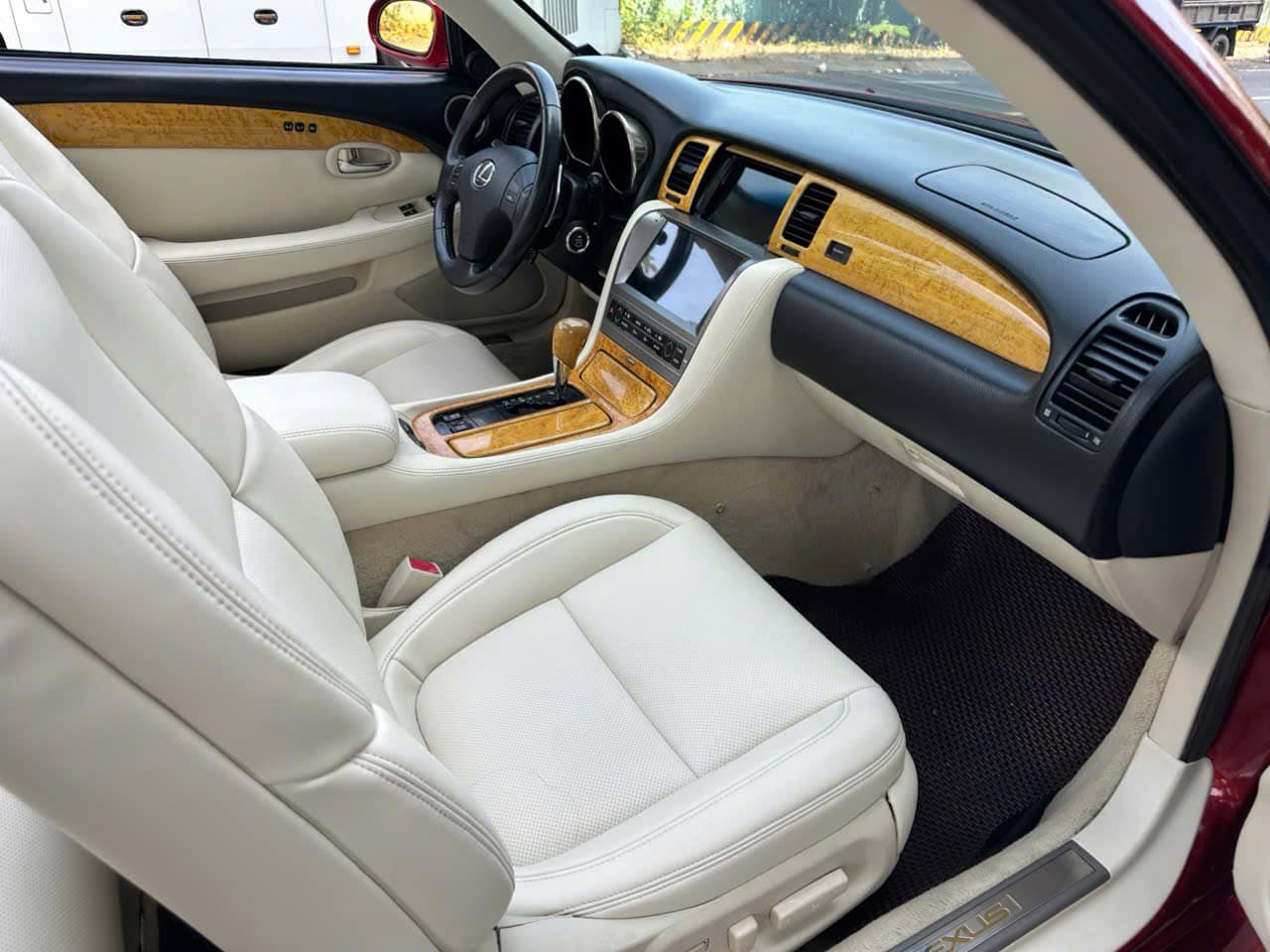 21 năm chạy hơn 90.000km, ‘hàng hiếm’ Lexus SC430 rao bán vẫn đắt ngang Mazda6 ‘đập hộp’- Ảnh 5. 21 năm chạy hơn 90.000km, ‘hàng hiếm’ Lexus SC430 rao bán vẫn đắt ngang Mazda6 ‘đập hộp’- Ảnh 5.