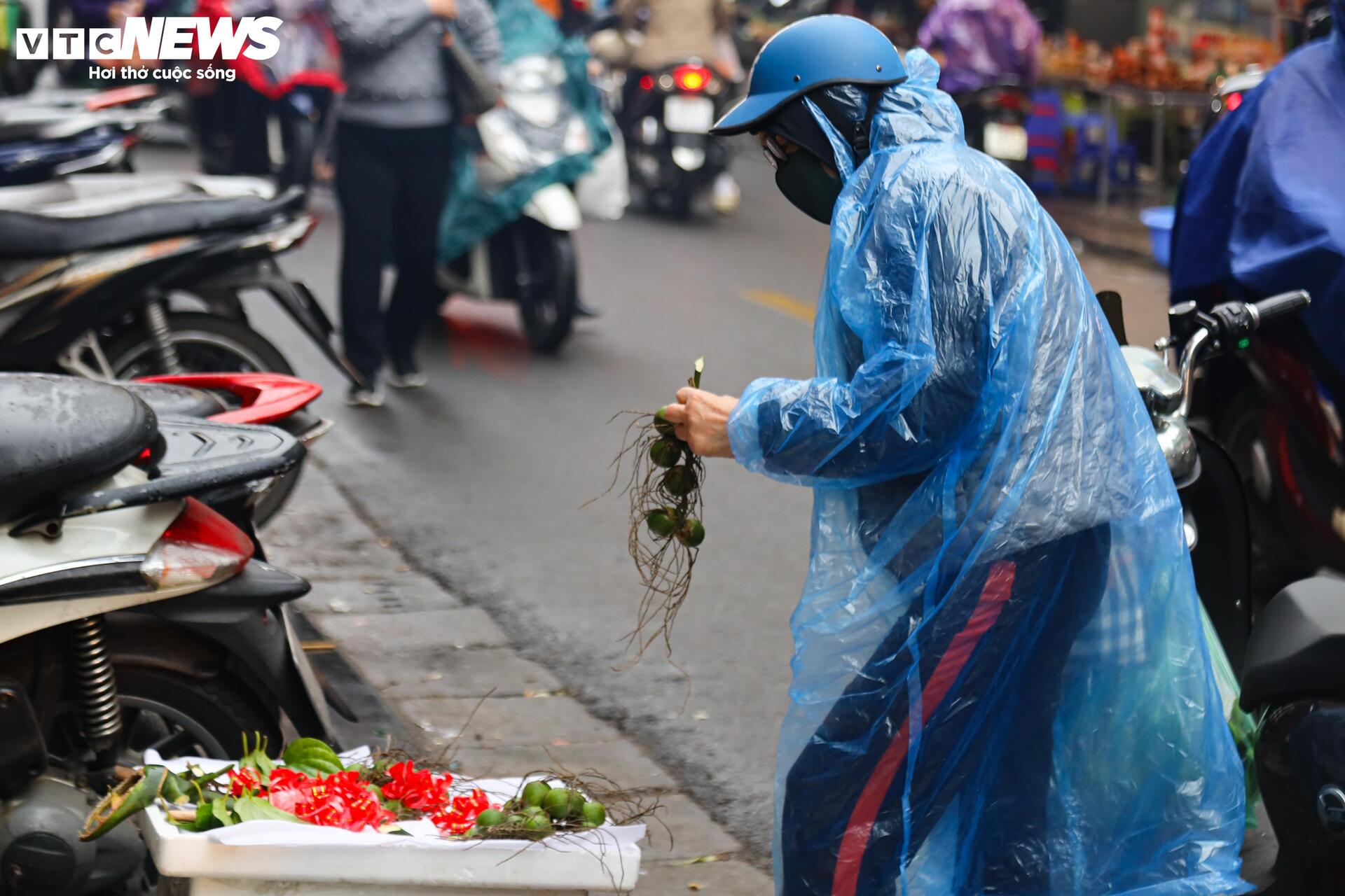 Người Hà Nội đội mưa sắm đồ cúng rằm tháng Giêng, giá hoa tươi vẫn đắt ngang Tết- Ảnh 12.