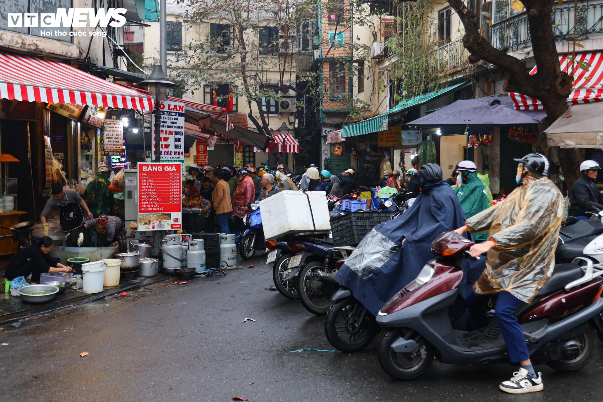 Người Hà Nội đội mưa sắm đồ cúng rằm tháng Giêng, giá hoa tươi vẫn đắt ngang Tết- Ảnh 2.