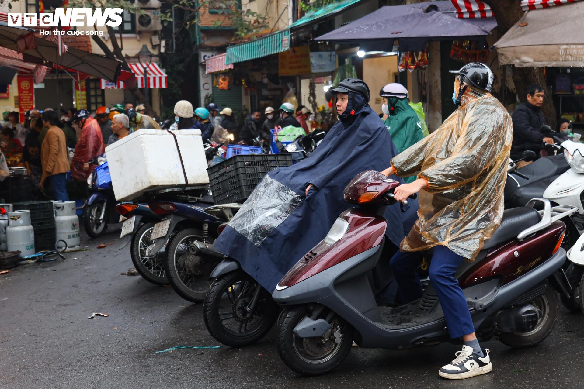 Người Hà Nội đội mưa sắm đồ cúng rằm tháng Giêng, giá hoa tươi vẫn đắt ngang Tết- Ảnh 19.