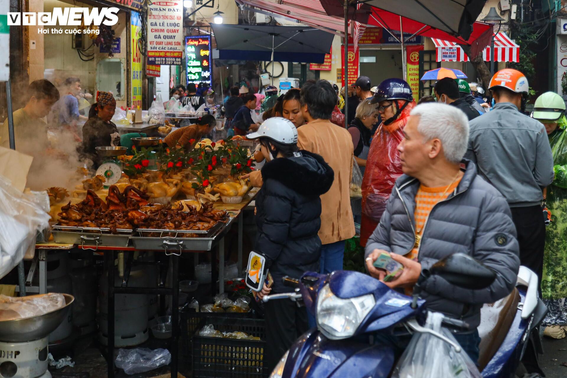 Người Hà Nội đội mưa sắm đồ cúng rằm tháng Giêng, giá hoa tươi vẫn đắt ngang Tết- Ảnh 15.