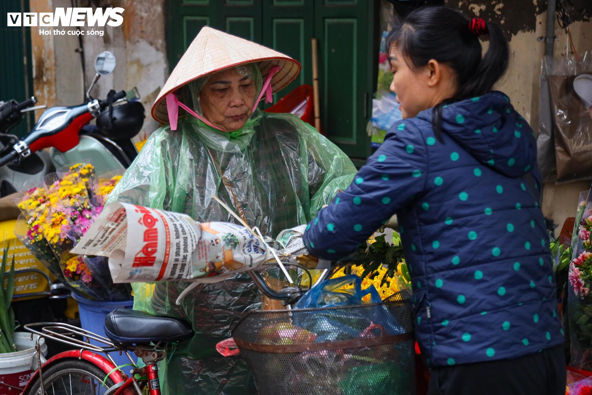 Người Hà Nội đội mưa sắm đồ cúng rằm tháng Giêng, giá hoa tươi vẫn đắt ngang Tết- Ảnh 4.