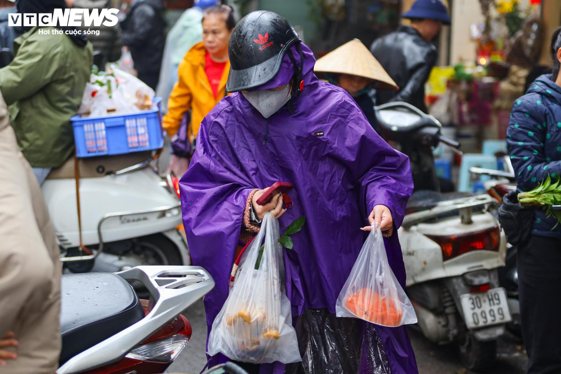 Người Hà Nội đội mưa sắm đồ cúng rằm tháng Giêng, giá hoa tươi vẫn đắt ngang Tết- Ảnh 21.