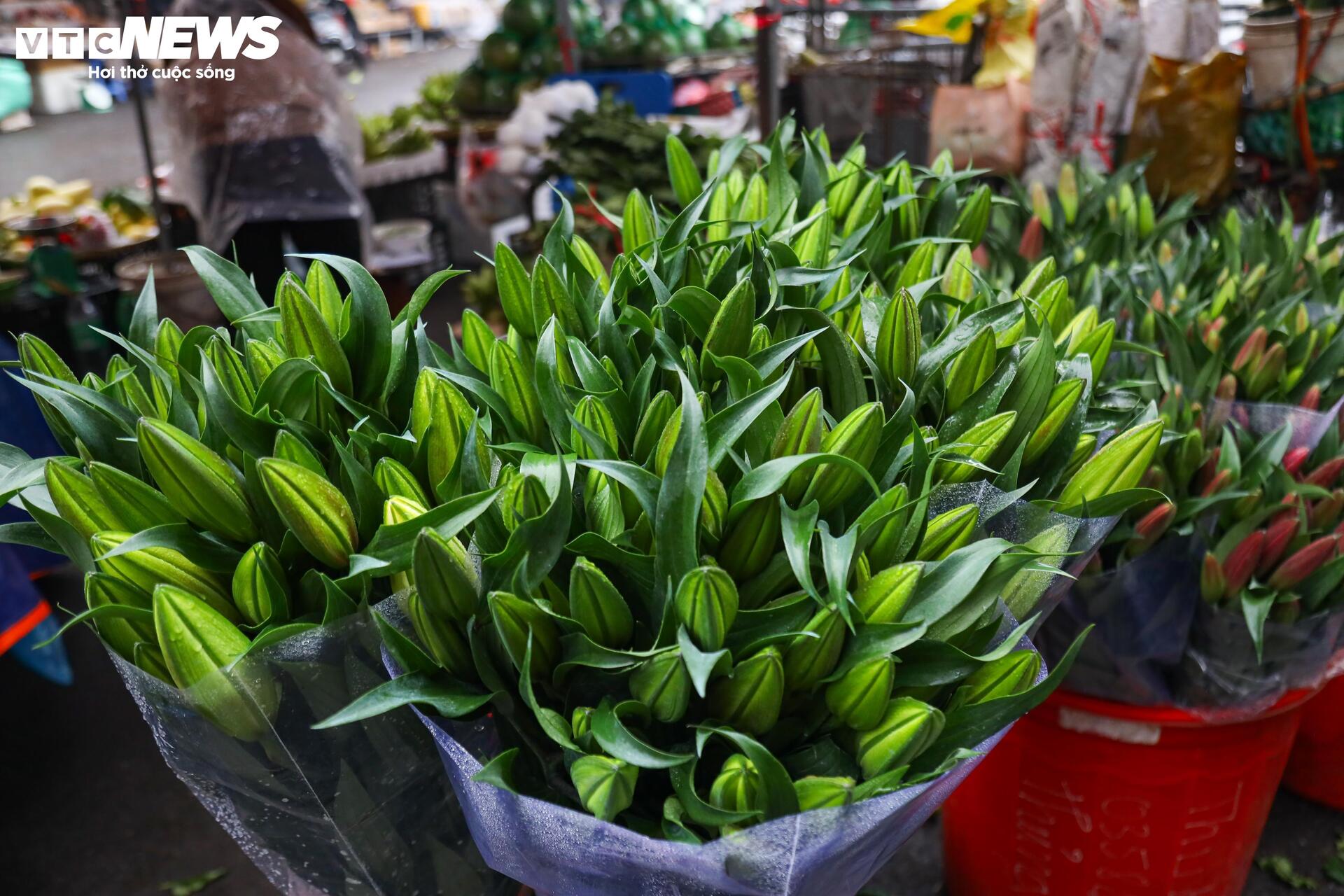 Người Hà Nội đội mưa sắm đồ cúng rằm tháng Giêng, giá hoa tươi vẫn đắt ngang Tết- Ảnh 5.