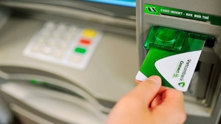 Cách rút tiền với thẻ ATM Vietcombank lần đầu- Ảnh 1. Cách rút tiền với thẻ ATM Vietcombank lần đầu- Ảnh 1.