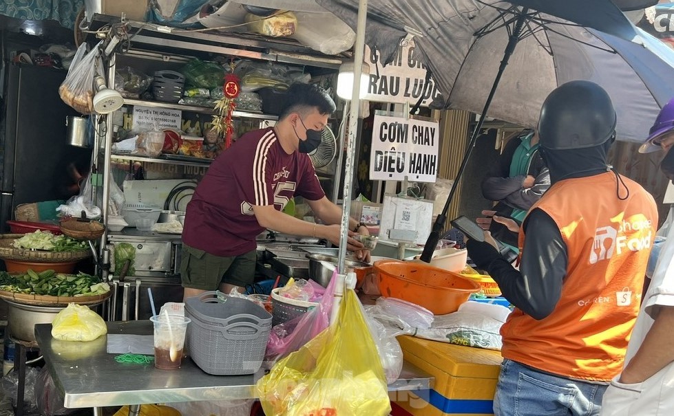 Quán chay đông nghẹt khách trong ngày rằm tháng Giêng- Ảnh 3.