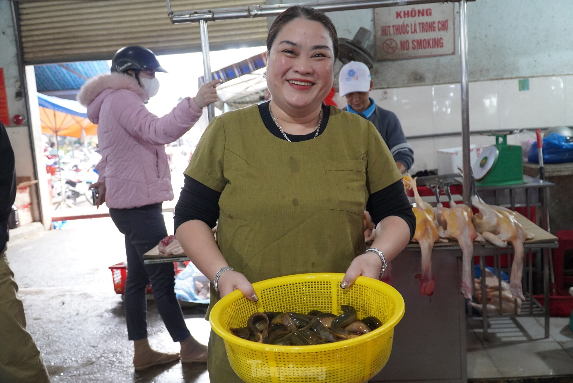 Ngày rằm tháng Giêng, hàng cá phóng sinh đông nghịt, người mua không thèm mặc cả- Ảnh 5.