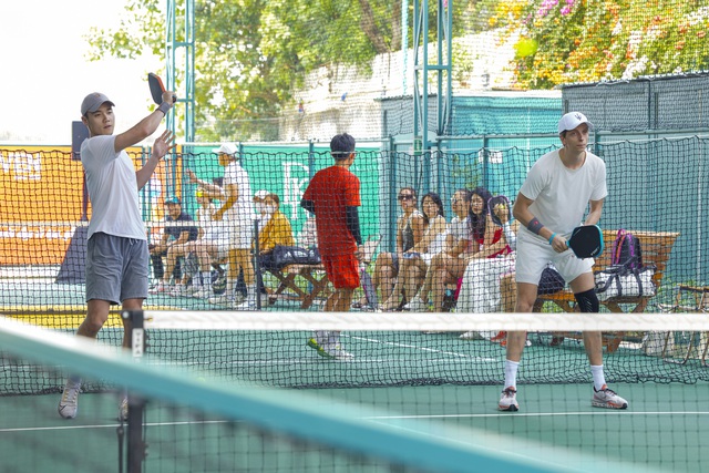 Kim Thư - Trương Ngọc Ánh đứng đầu giải pickleball sao Vbiz, 1 doanh nhân lộ diện bên mui trần đắt đỏ- Ảnh 4. Kim Thư - Trương Ngọc Ánh đứng đầu giải pickleball sao Vbiz, 1 doanh nhân lộ diện bên mui trần đắt đỏ- Ảnh 4.