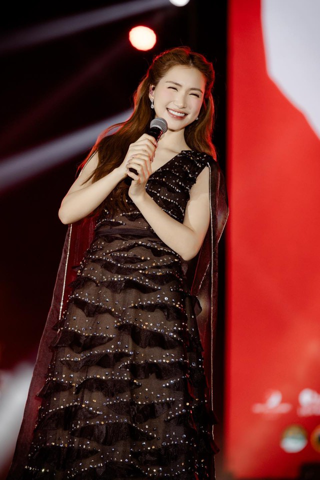 Chưa bao giờ Hòa Minzy lại như thế này- Ảnh 4. Chưa bao giờ Hòa Minzy lại như thế này- Ảnh 4.