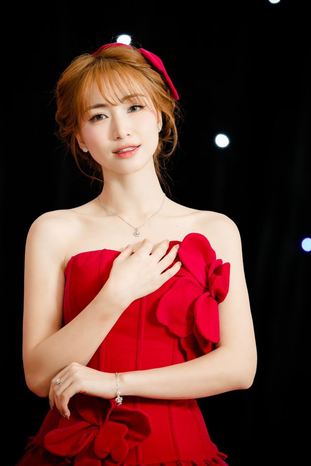 Chưa bao giờ Hòa Minzy lại như thế này- Ảnh 3. Chưa bao giờ Hòa Minzy lại như thế này- Ảnh 3.