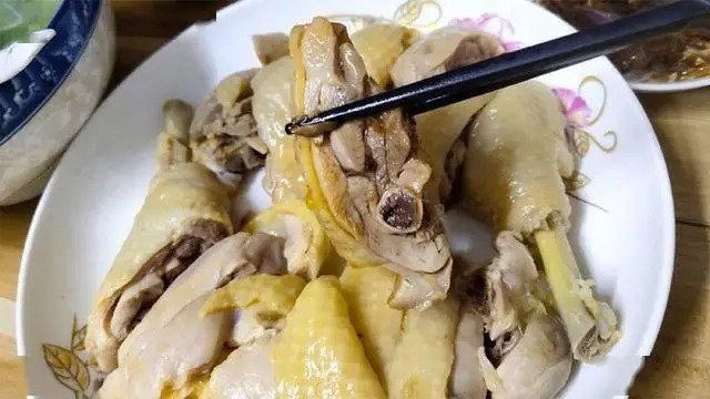 Cha mới qua đời, tôi đến thăm nhà bà nội thì được mời một chiếc đùi gà, ăn xong bà nói: "Lần sau đừng đến nữa"- Ảnh 3. Cha mới qua đời, tôi đến thăm nhà bà nội thì được mời một chiếc đùi gà, ăn xong bà nói: "Lần sau đừng đến nữa"- Ảnh 3.