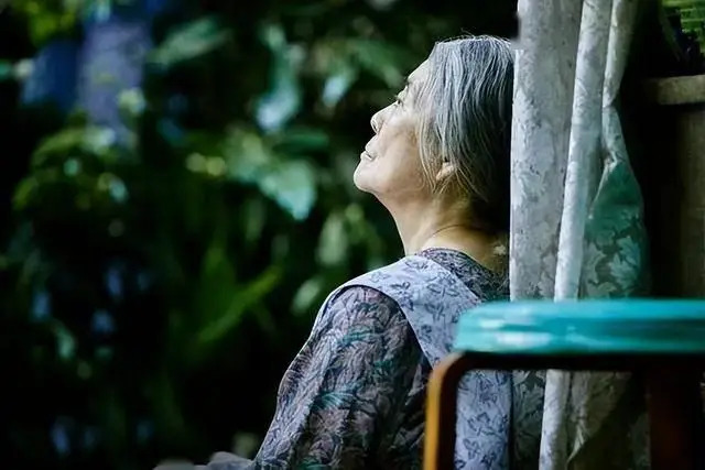 Cha mới qua đời, tôi đến thăm nhà bà nội thì được mời một chiếc đùi gà, ăn xong bà nói: "Lần sau đừng đến nữa"- Ảnh 1. Cha mới qua đời, tôi đến thăm nhà bà nội thì được mời một chiếc đùi gà, ăn xong bà nói: "Lần sau đừng đến nữa"- Ảnh 1.