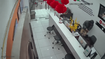 Vụ người đàn ông dí dao vào cổ, đe dọa nữ nhân viên cửa hàng ở Nam Định: Bảo vệ kể lại thời khắc can ngăn và thuyết phục đối tượng- Ảnh 1. Vụ người đàn ông dí dao vào cổ, đe dọa nữ nhân viên cửa hàng ở Nam Định: Bảo vệ kể lại thời khắc can ngăn và thuyết phục đối tượng- Ảnh 1.