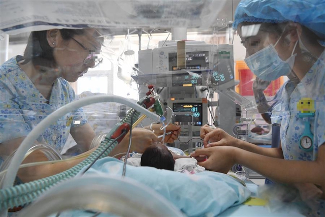 Đau lòng bé 52 ngày tuổi ngộ độc botulinum, “lành ít, dữ nhiều” vì bà ngoại cho uống thứ nước "giảm ho, bổ phổi"- Ảnh 1. Đau lòng bé 52 ngày tuổi ngộ độc botulinum, “lành ít, dữ nhiều” vì bà ngoại cho uống thứ nước "giảm ho, bổ phổi"- Ảnh 1.