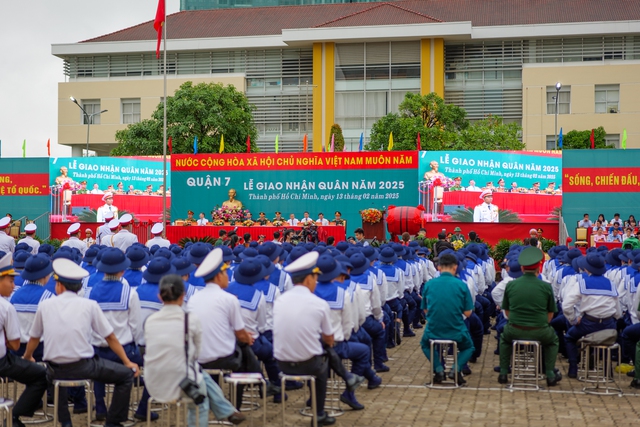 Xúc động giây phút bịn rịn chia tay tân binh lên đường nhập ngũ: Những giọt nước mắt, những cái ôm ấm áp thay lời tạm biệt!- Ảnh 1.