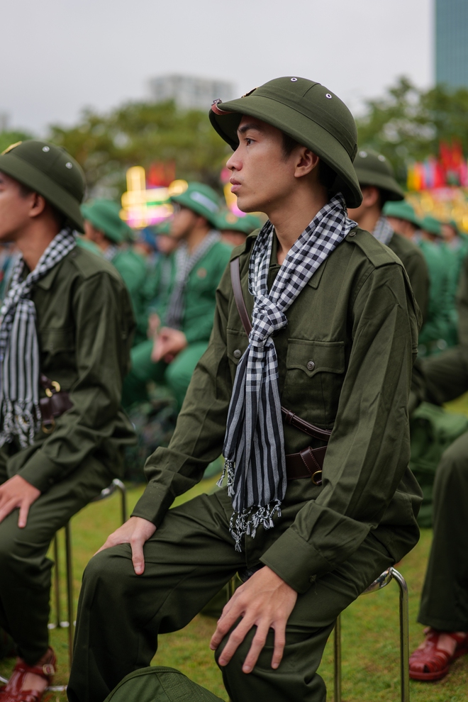 Xúc động giây phút bịn rịn chia tay tân binh lên đường nhập ngũ: Những giọt nước mắt, những cái ôm ấm áp thay lời tạm biệt!- Ảnh 5.