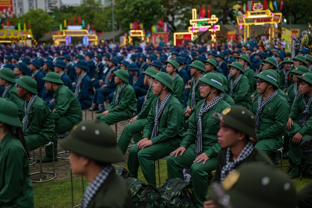 Xúc động giây phút bịn rịn chia tay tân binh lên đường nhập ngũ: Những giọt nước mắt, những cái ôm ấm áp thay lời tạm biệt!- Ảnh 2.