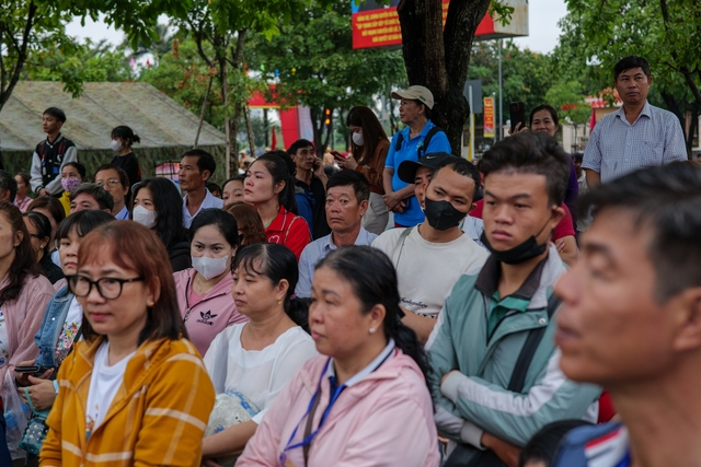 Xúc động giây phút bịn rịn chia tay tân binh lên đường nhập ngũ: Những giọt nước mắt, những cái ôm ấm áp thay lời tạm biệt!- Ảnh 18.