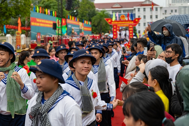 Xúc động giây phút bịn rịn chia tay tân binh lên đường nhập ngũ: Những giọt nước mắt, những cái ôm ấm áp thay lời tạm biệt!- Ảnh 8.