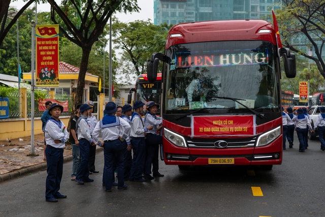 Xúc động giây phút bịn rịn chia tay tân binh lên đường nhập ngũ: Những giọt nước mắt, những cái ôm ấm áp thay lời tạm biệt!- Ảnh 7.