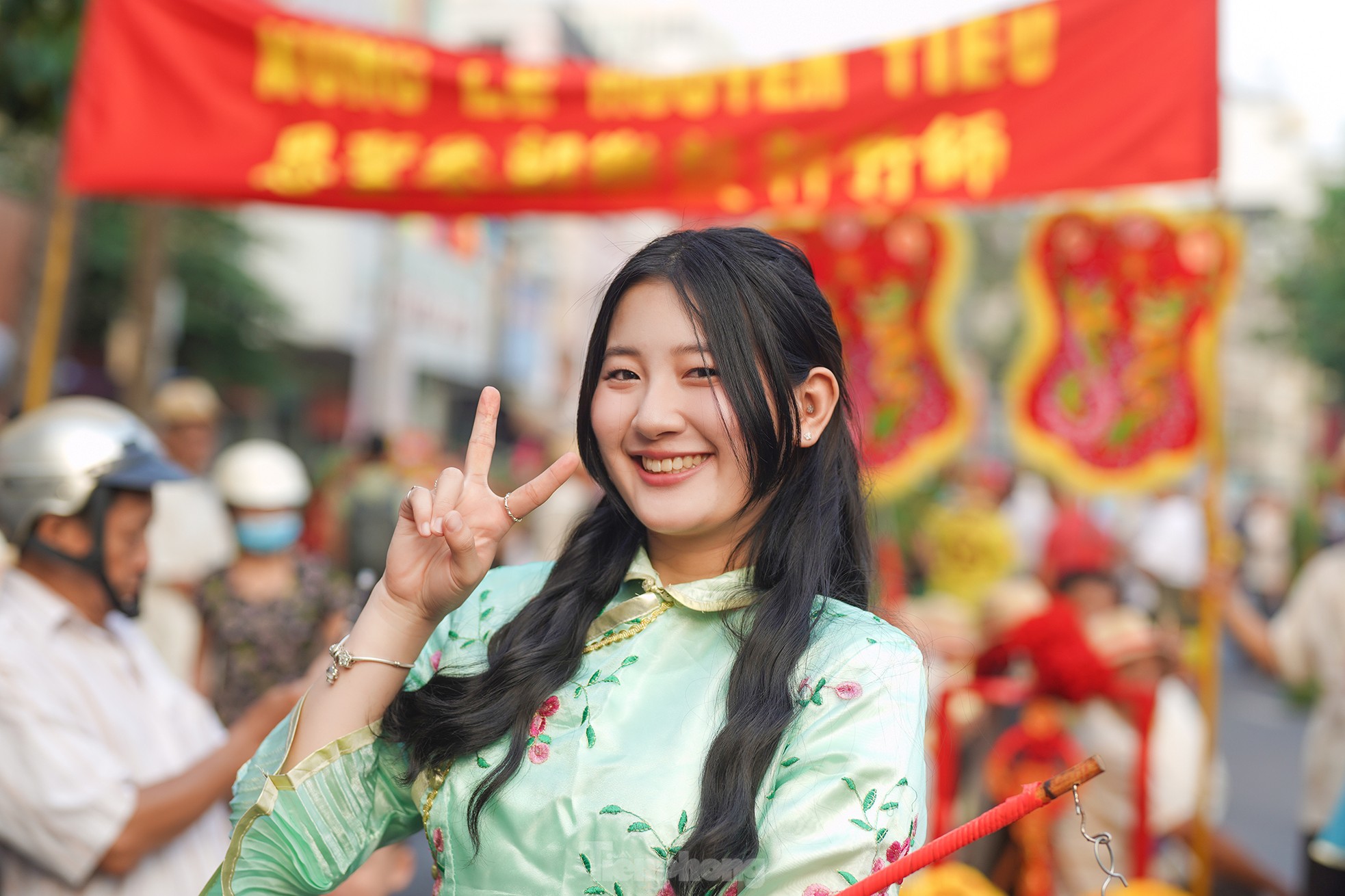 Biển người xuống phố ngắm 'Bát Tiên', xem múa Lân - Sư - Rồng Tết Nguyên Tiêu- Ảnh 7.