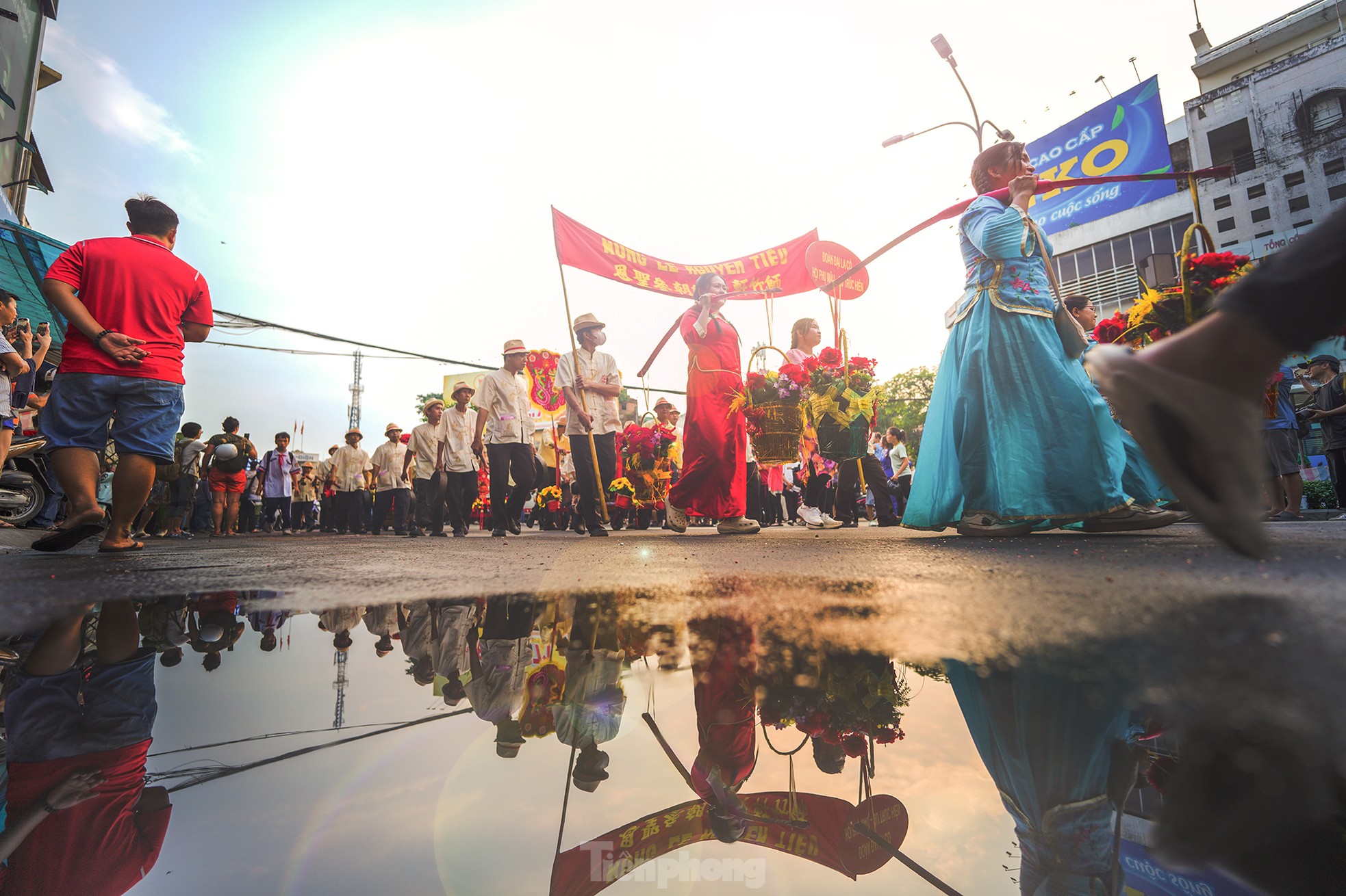 Biển người xuống phố ngắm 'Bát Tiên', xem múa Lân - Sư - Rồng Tết Nguyên Tiêu- Ảnh 11.