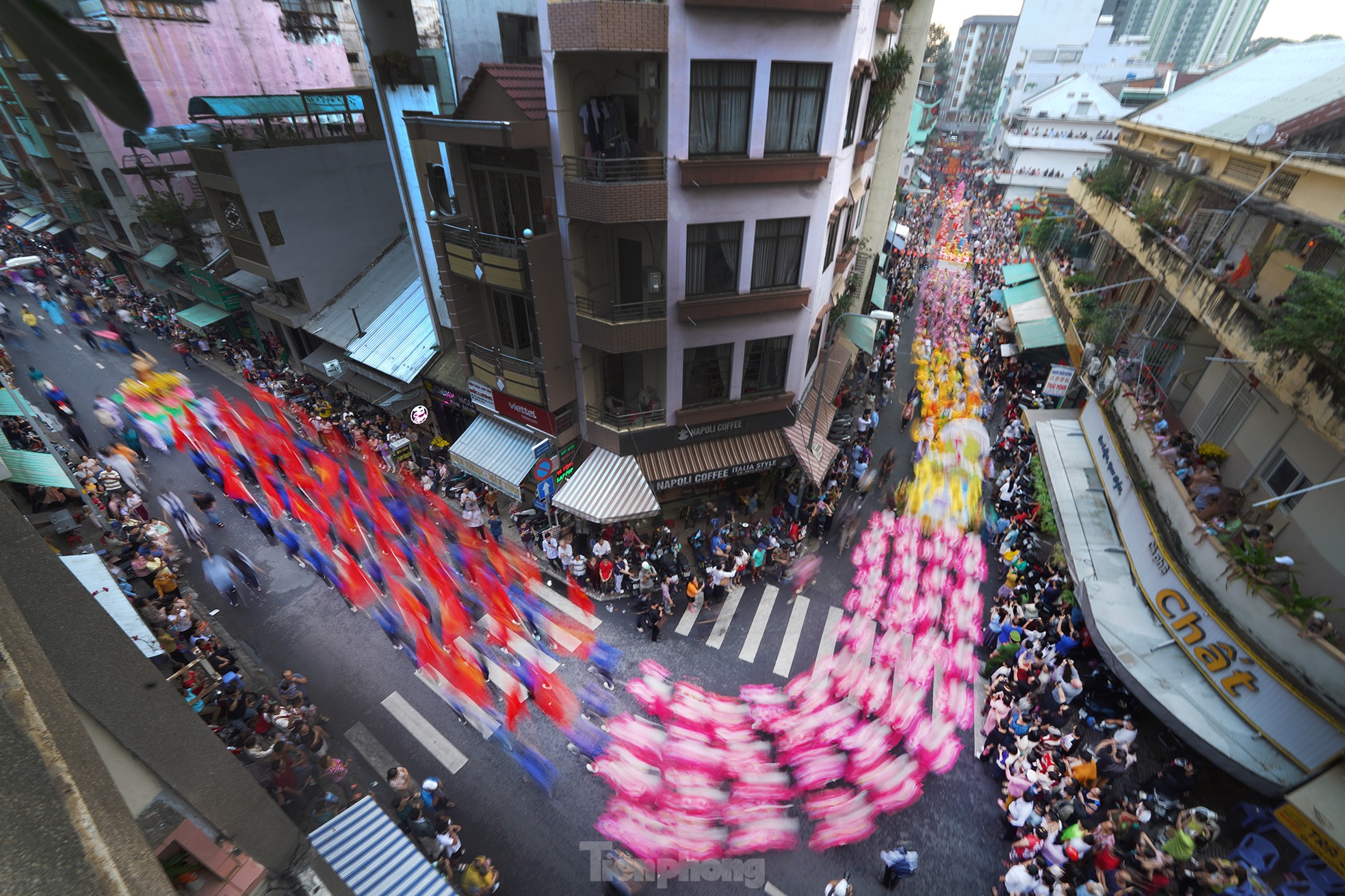 Biển người xuống phố ngắm 'Bát Tiên', xem múa Lân - Sư - Rồng Tết Nguyên Tiêu- Ảnh 13.