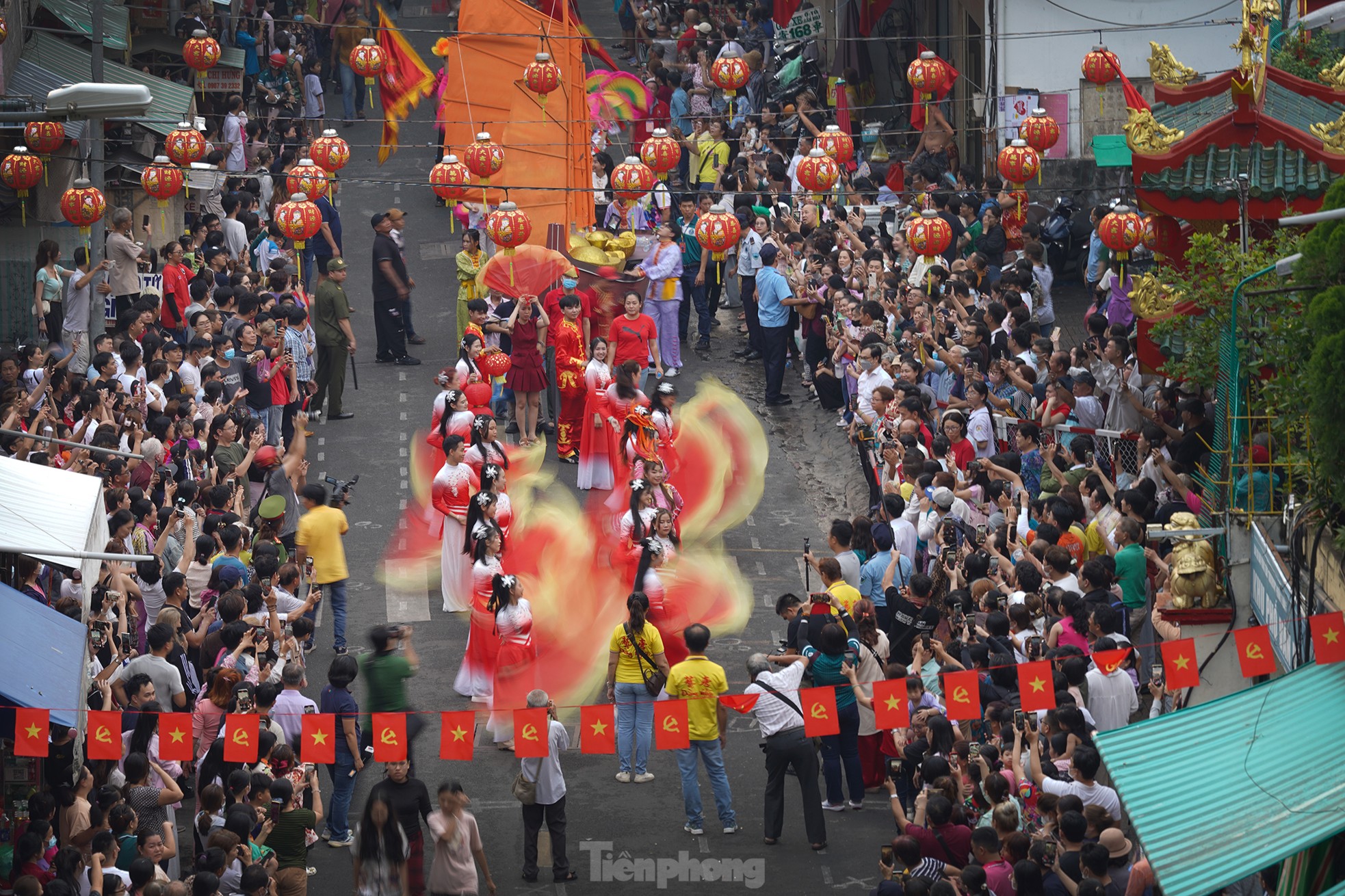 Biển người xuống phố ngắm 'Bát Tiên', xem múa Lân - Sư - Rồng Tết Nguyên Tiêu- Ảnh 12.