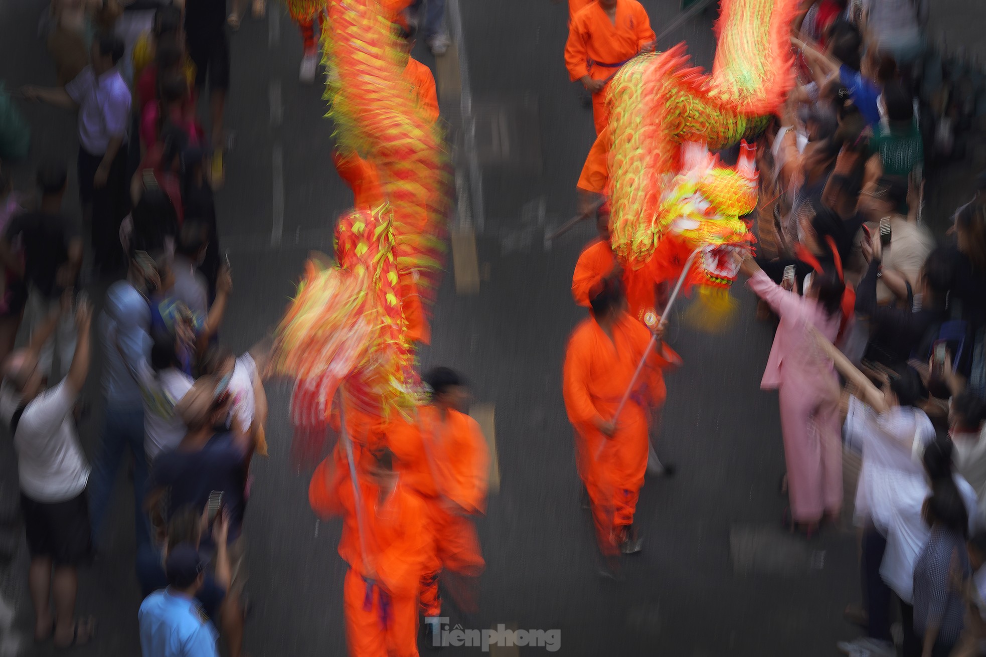 Biển người xuống phố ngắm 'Bát Tiên', xem múa Lân - Sư - Rồng Tết Nguyên Tiêu- Ảnh 21.