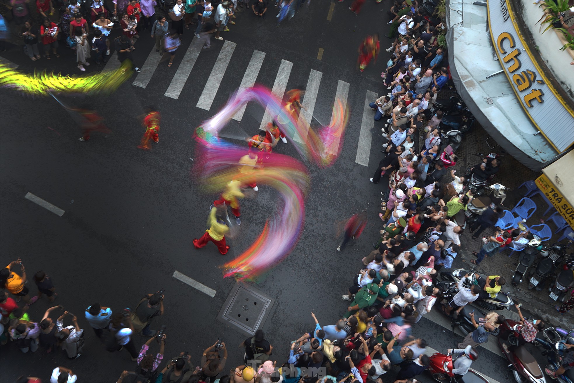 Biển người xuống phố ngắm 'Bát Tiên', xem múa Lân - Sư - Rồng Tết Nguyên Tiêu- Ảnh 20.