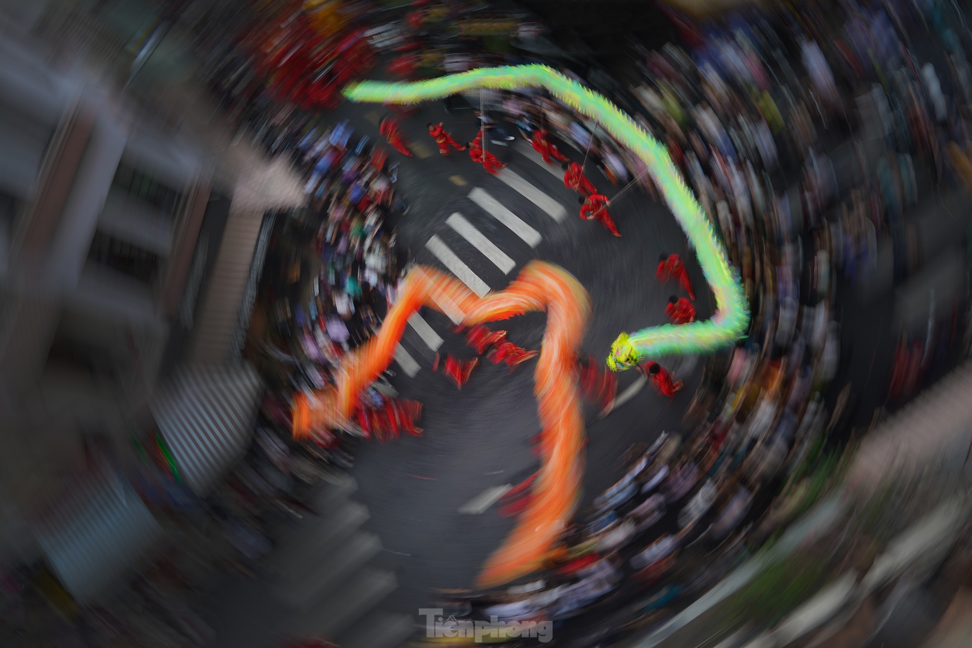 Biển người xuống phố ngắm 'Bát Tiên', xem múa Lân - Sư - Rồng Tết Nguyên Tiêu- Ảnh 15.