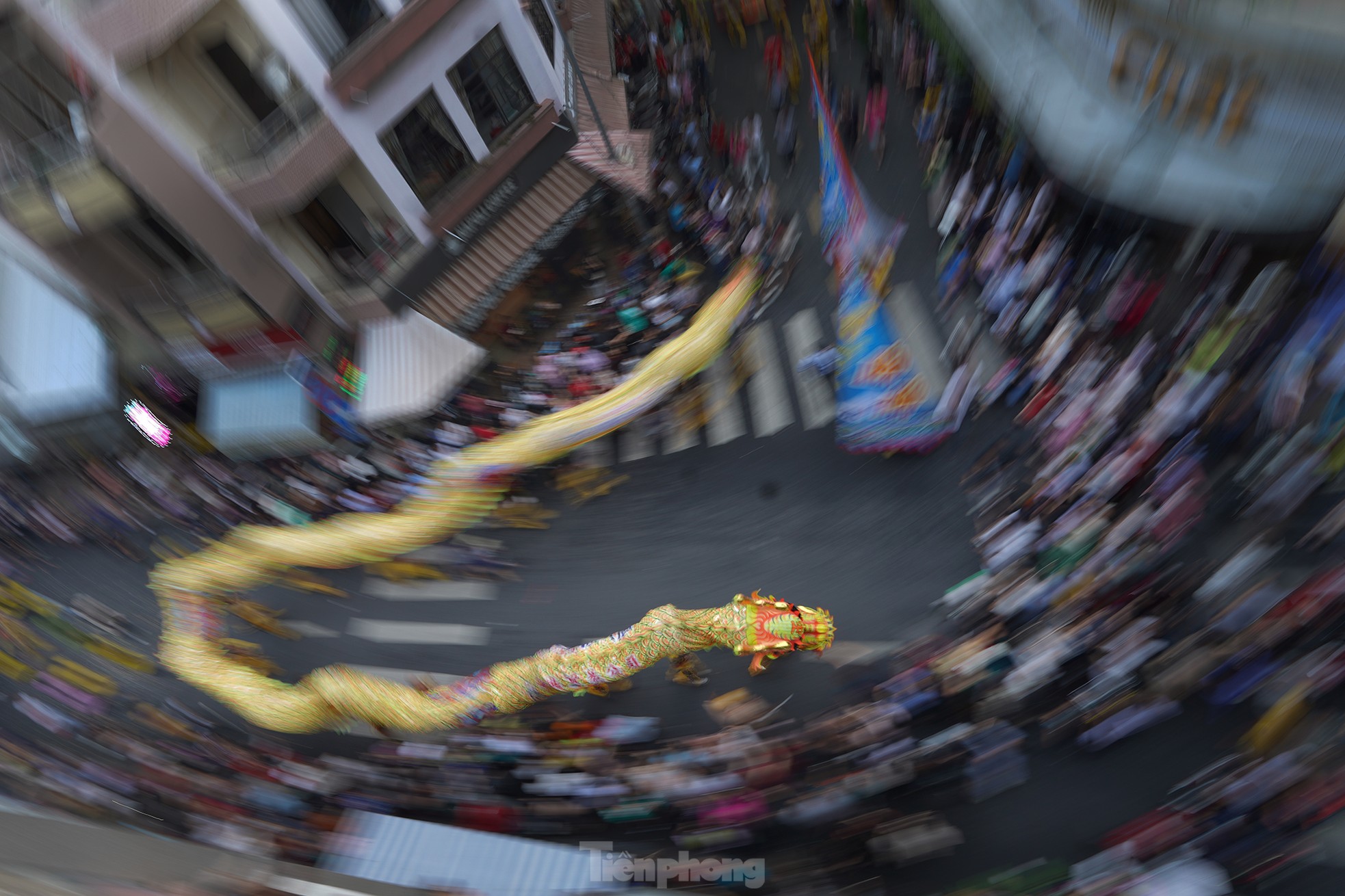 Biển người xuống phố ngắm 'Bát Tiên', xem múa Lân - Sư - Rồng Tết Nguyên Tiêu- Ảnh 14.