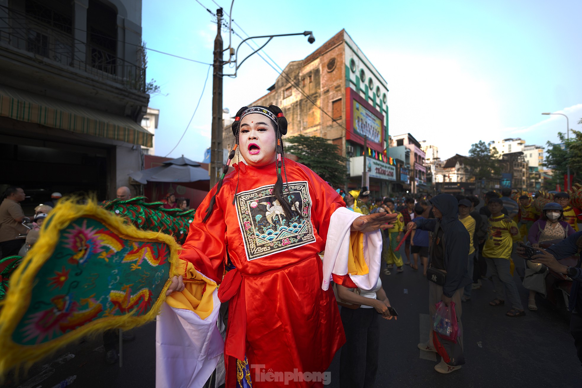 Biển người xuống phố ngắm 'Bát Tiên', xem múa Lân - Sư - Rồng Tết Nguyên Tiêu- Ảnh 5.