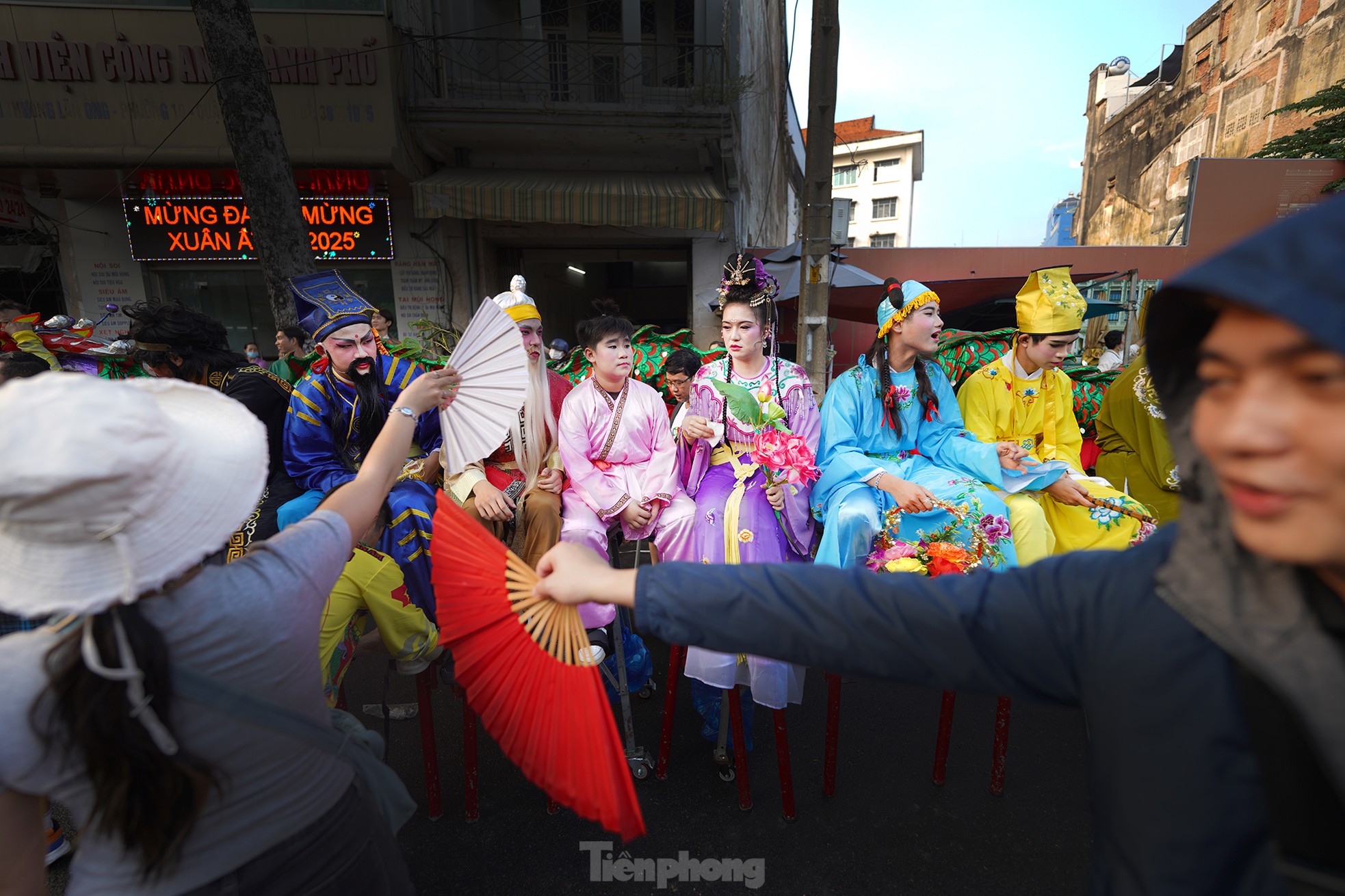 Biển người xuống phố ngắm 'Bát Tiên', xem múa Lân - Sư - Rồng Tết Nguyên Tiêu- Ảnh 4.