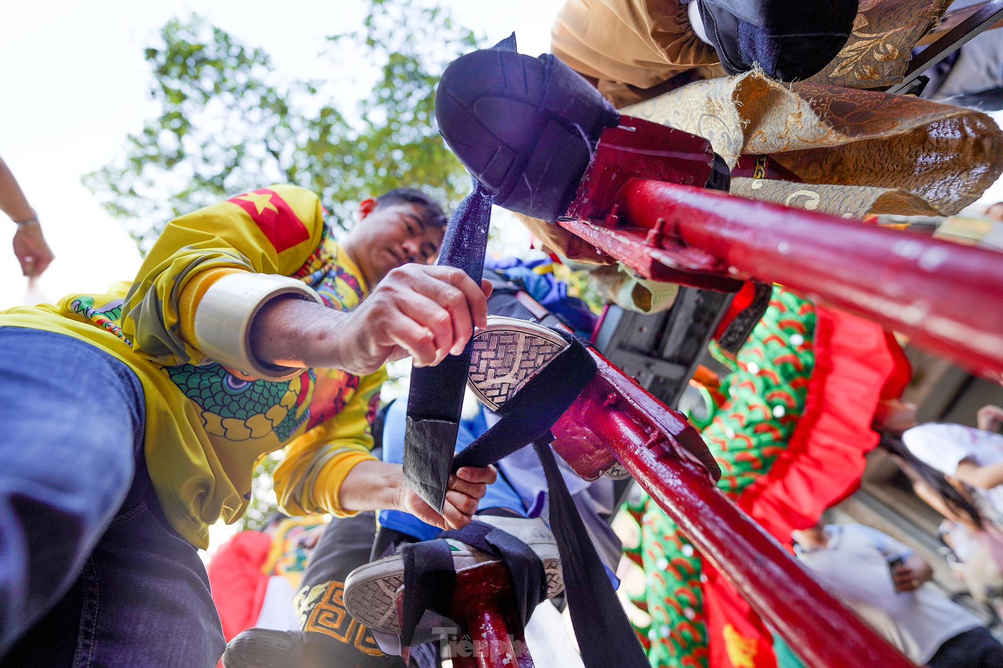 Biển người xuống phố ngắm 'Bát Tiên', xem múa Lân - Sư - Rồng Tết Nguyên Tiêu- Ảnh 3.