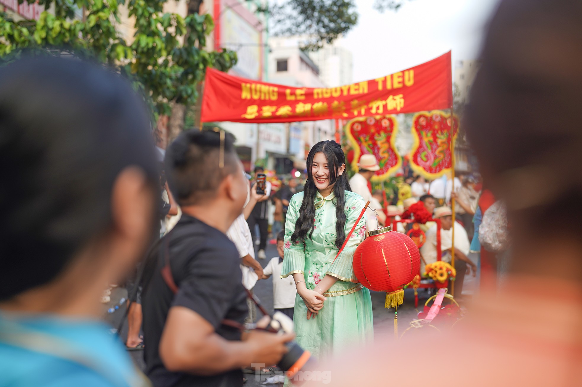 Biển người xuống phố ngắm 'Bát Tiên', xem múa Lân - Sư - Rồng Tết Nguyên Tiêu- Ảnh 8.