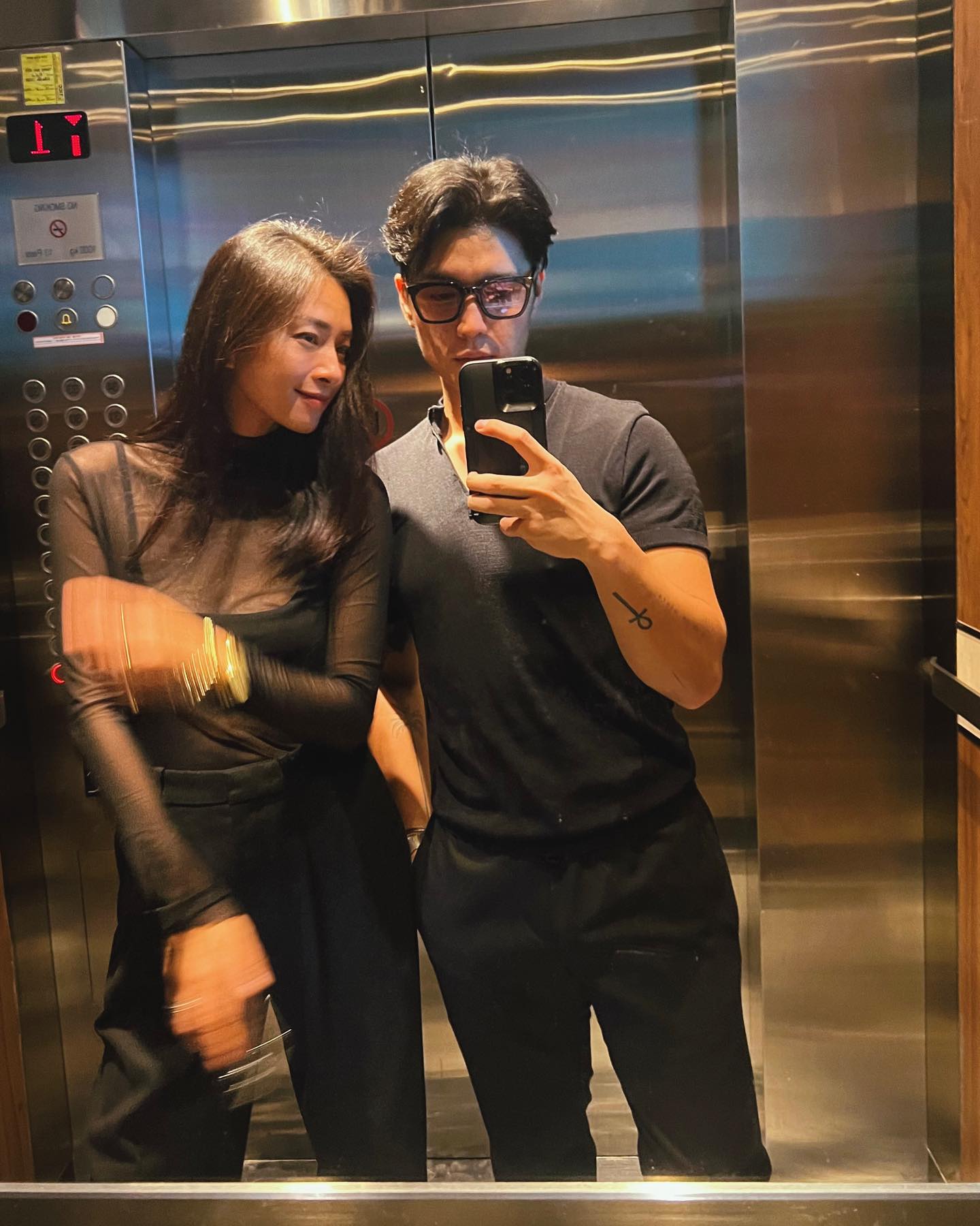 Nhân dịp Valentine chiêm ngưỡng 3 cặp đôi mặc đẹp nhất: Đôi số 1 đơn giản, cặp thứ 2 sang chảnh "tràn màn hình"- Ảnh 13. Nhân dịp Valentine chiêm ngưỡng 3 cặp đôi mặc đẹp nhất: Đôi số 1 đơn giản, cặp thứ 2 sang chảnh "tràn màn hình"- Ảnh 13.
